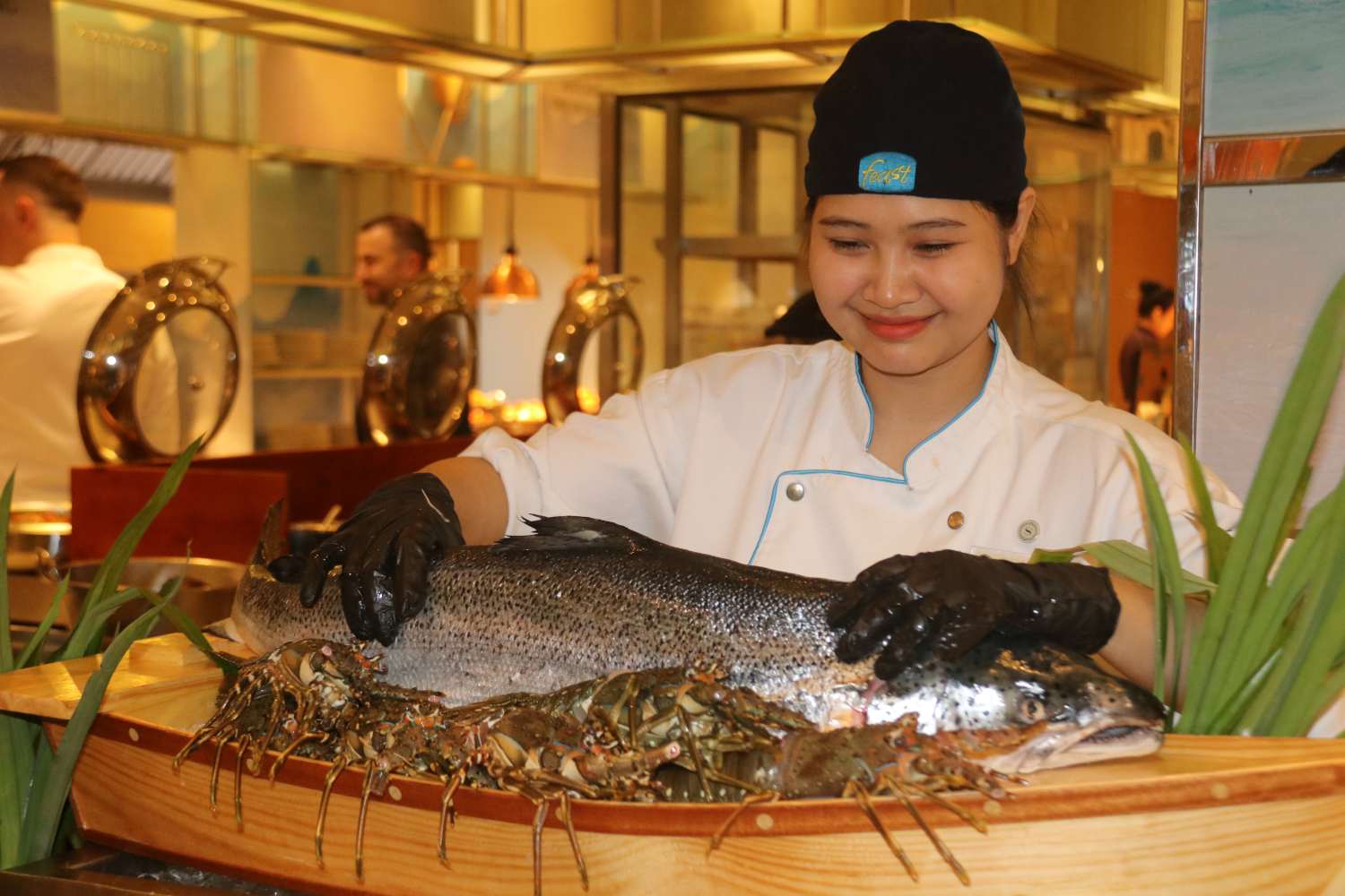 Bộ phận khối vận hành của các khách sạn, khu du lịch ở Khánh Hòa như Lễ tân, Buồng phòng, Ẩm thực, Kỹ thuật… đều bố trí nhân sự làm việc xuyên Tết nhằm đảm bảo chất lượng dịch vụ không bị gián đoạn. Ảnh: Phương Linh