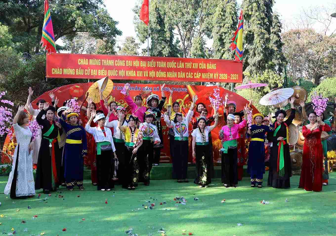 Biểu diễn trang phục các dân tộc anh em tại phiên chợ. Ảnh: Thần Hy 