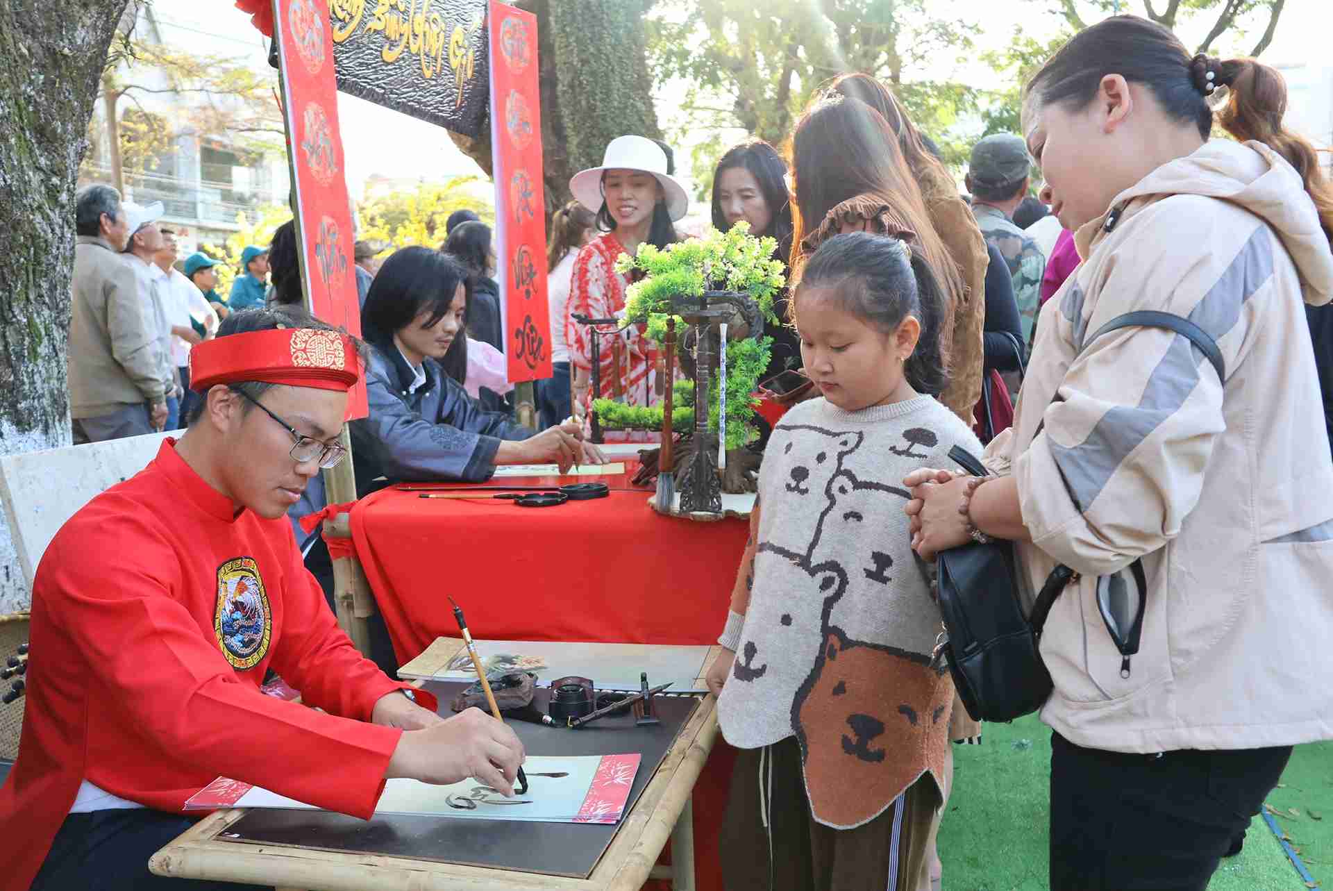 Người dân, du khách cùng xin chữ thư pháp đầu năm tại phiên chợ. Ảnh: Thy Vũ 