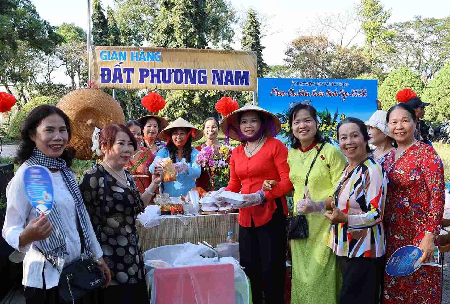 Người dân, du khách tham gia trải nghiệm các gian hàng ẩm thực mang đậm hương vị Tết quê tại phiên chợ. Ảnh: Thy Vũ 