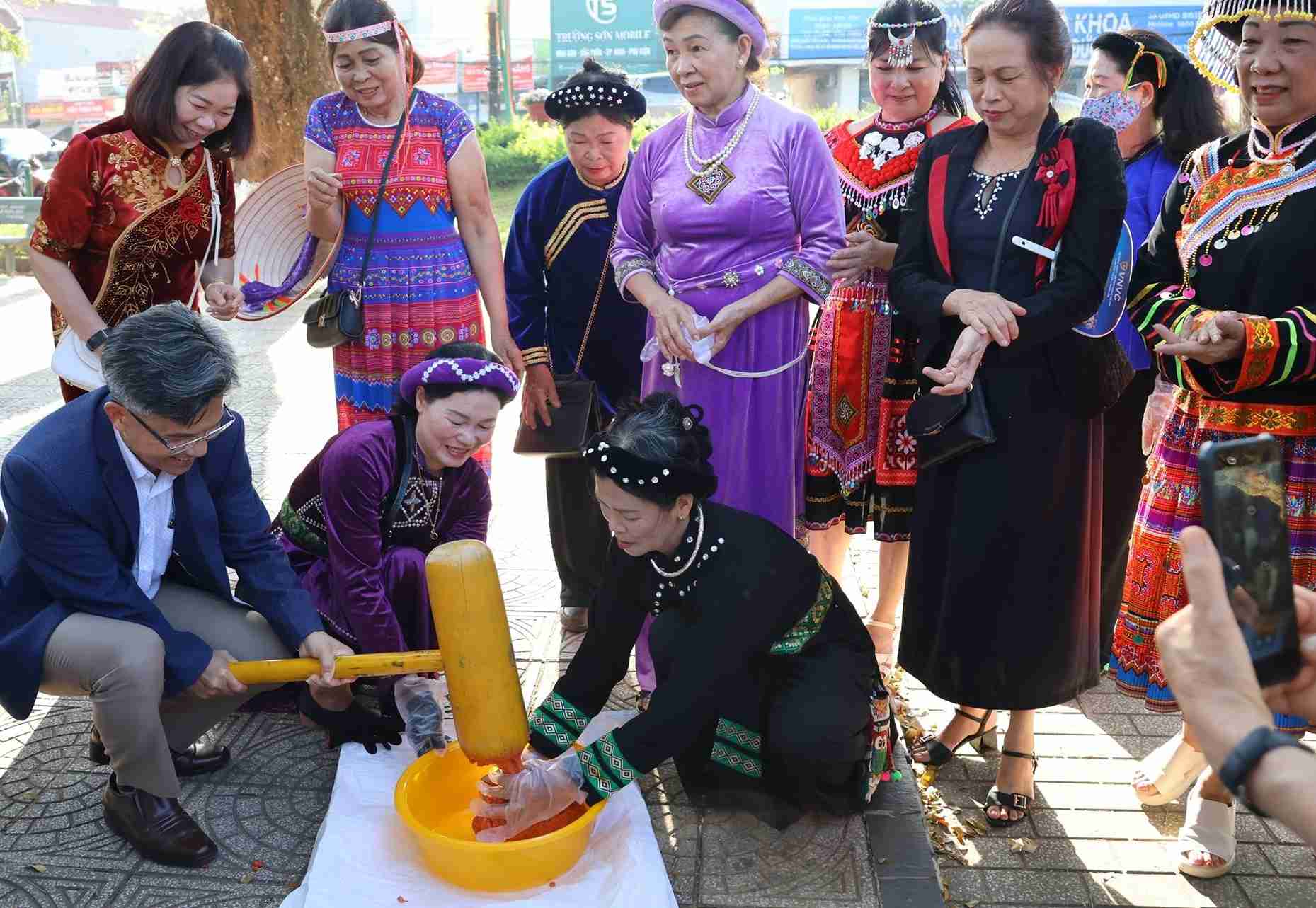 Cùng tham gia giã bánh giầy trong không khí rộn ràng, vui tươi tại phiên chợ. Ảnh: Thần Hy 