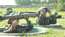 조용한 군인들이 국민들이 봄을 즐길 수 있도록 평화를 지키고 있습니다. 사진: 꽝다오