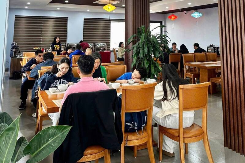 Các dịch vụ ở Mộc Châu hoạt động hết công suất để phục vụ du khách. Ảnh: Nhật Minh