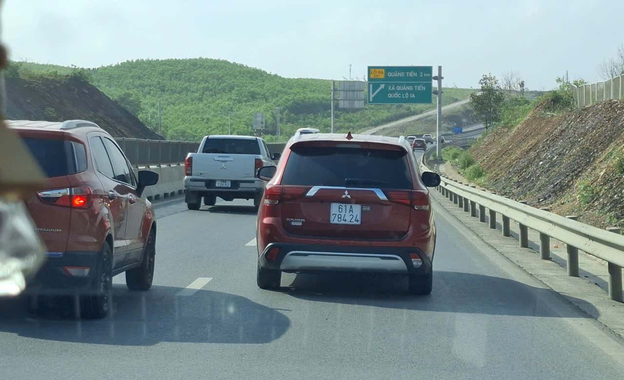 Phương tiện lưu thông trên cao tốc Vũng Áng - Bùng đoạn thuộc tỉnh Quảng Trị. Ảnh: Trần Tuấn