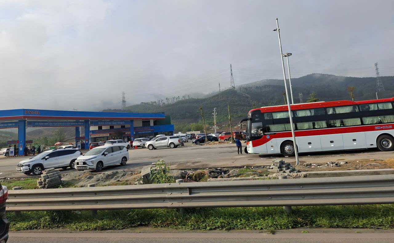 Nhiều phương tiện vào trạm dừng nghỉ tạm trên cao tốc Hàm Nghi - Vũng Áng ở Hà Tĩnh. Ảnh: Trần Tuấn