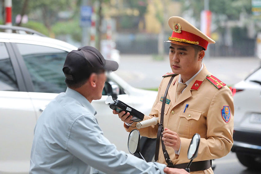 Lực lượng Cảnh sát giao thông kiểm tra hành vi vi phạm nồng độ cồn với người điều khiển phương tiện, dịp Tết Nguyên đán 2026. Ảnh: V.Nhật