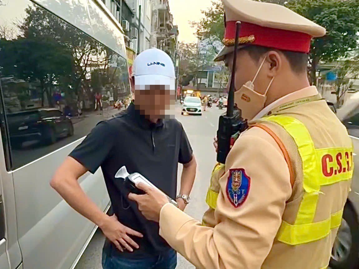 Tài xế xe hợp đồng vi phạm nồng độ cồn. Ảnh: Công an cung cấp