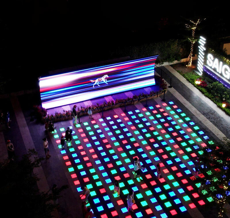 Khách tham quan trải nghiệm không gian nghệ thuật của “Siêu Dữ Liệu Bề Mặt”. Ảnh: BTC cung cấp 