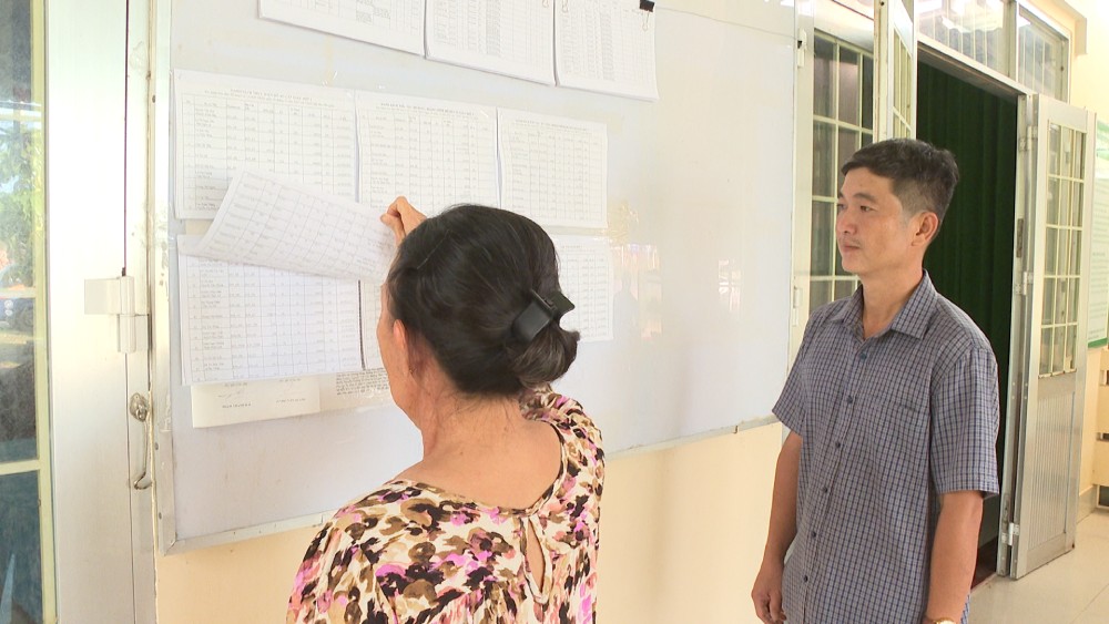 Người dân đến xem danh sách cử tri. Ảnh: Nam phương