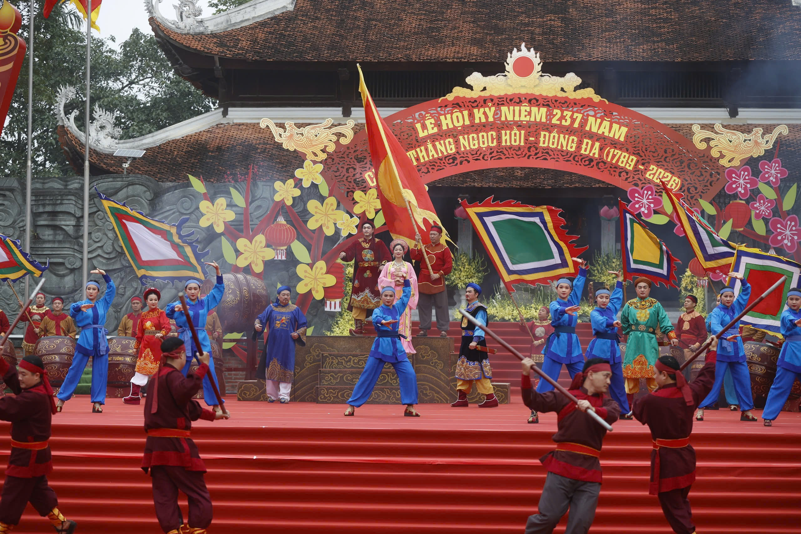 Sau phần nghi lễ là chương trình nghệ thuật đặc sắc, mở đầu bằng màn trống hội vang dội dưới chân tượng đài, tái hiện khí thế hào hùng của mùa xuân Kỷ Dậu năm xưa.