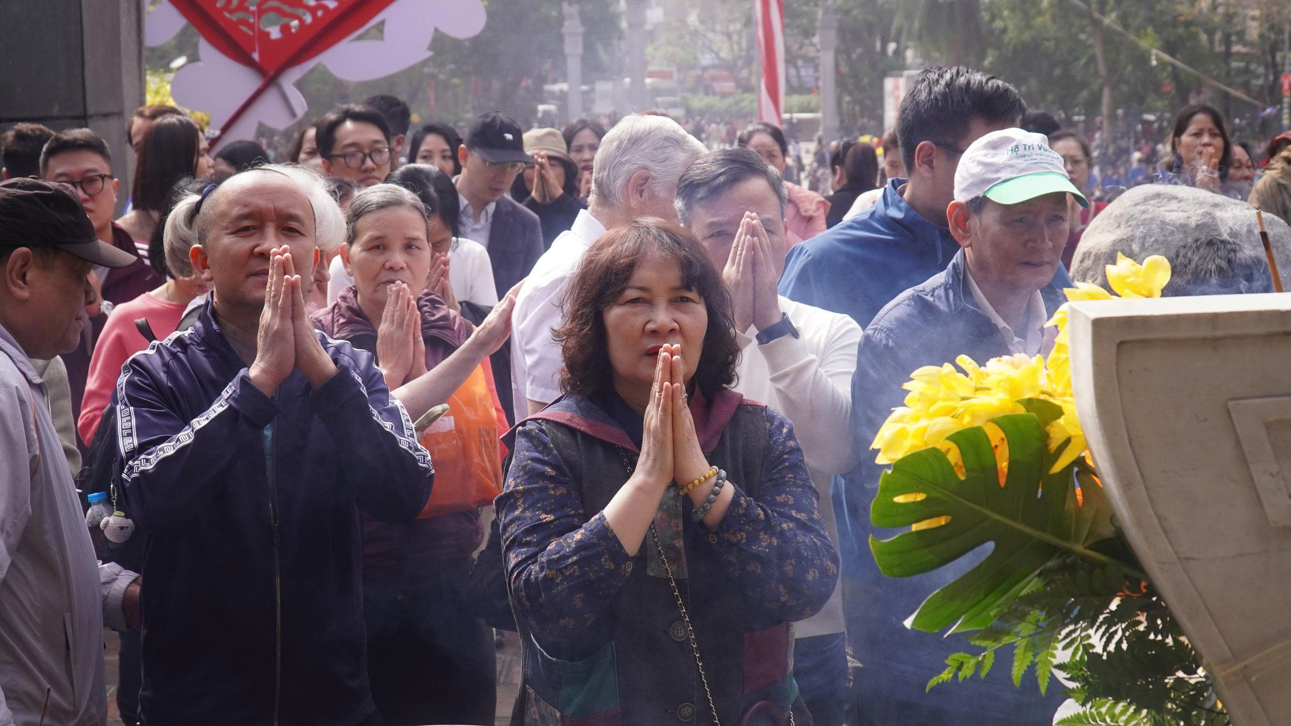 Không gian trước tượng đài trở nên xúc động khi dòng người nối dài trong sự trang nghiêm, thành kính.