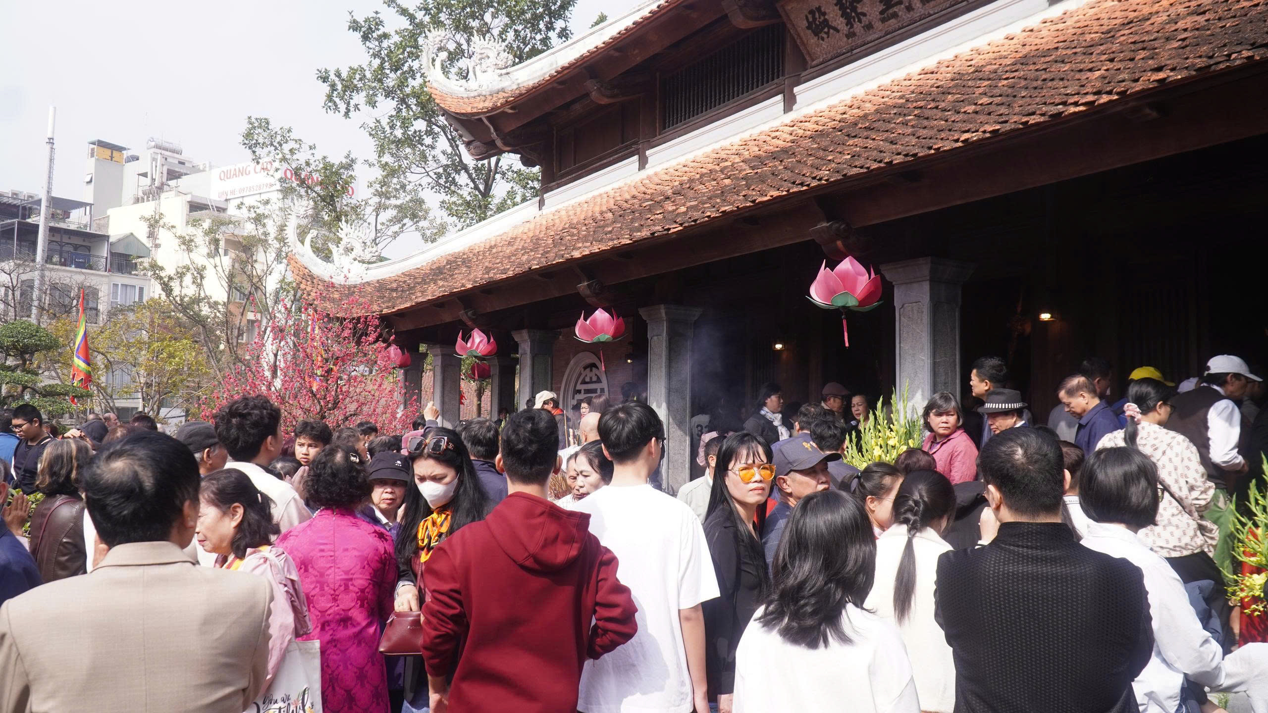 Nhiều người dân mang theo hoa tươi, cành đào đầu xuân để bày tỏ lòng thành kính và biết ơn đối với những anh hùng nghĩa sĩ Tây Sơn.