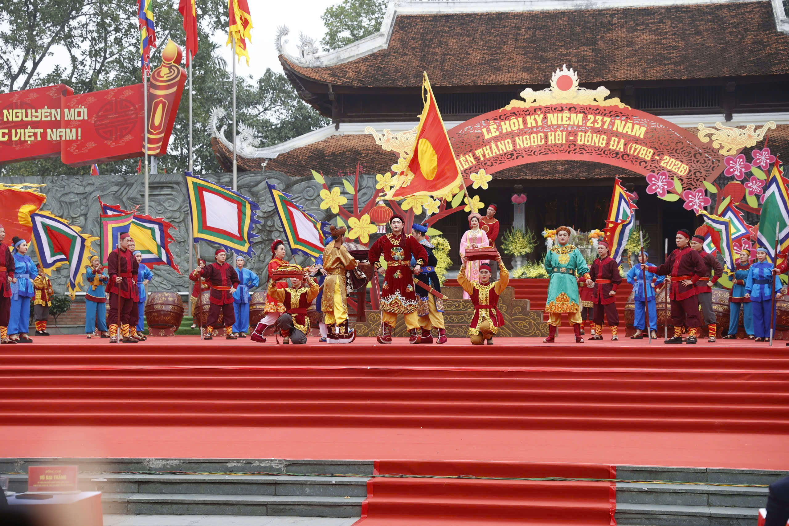 Các phân cảnh chiến trận được thể hiện sinh động, kết hợp âm thanh, ánh sáng, tạo nên không khí bi tráng và đầy cảm xúc.