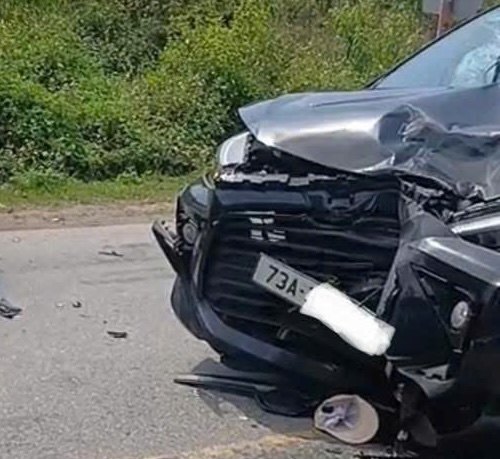 At the scene, the car's front was deformed. Photo: V. Hieu