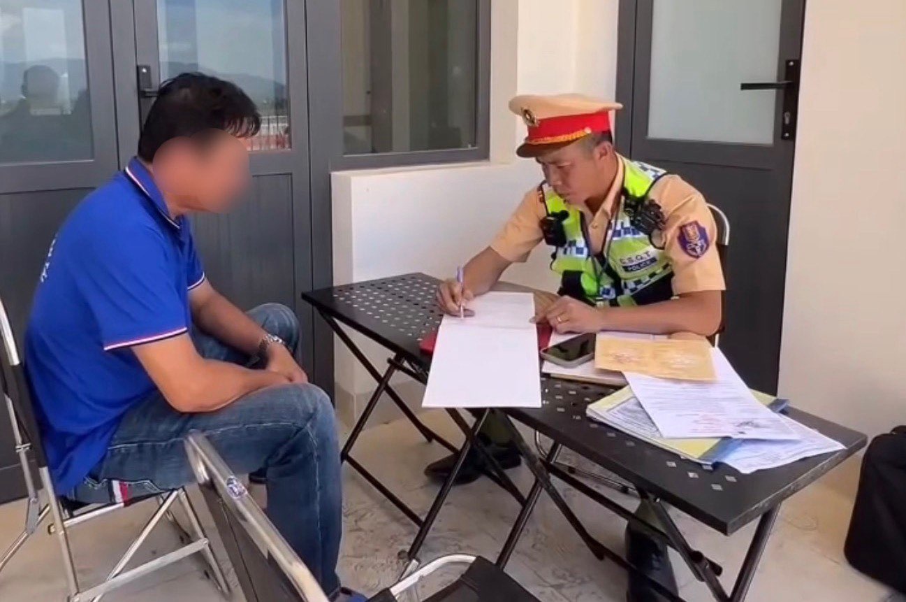 Tài xế bị lập biên bản xử phạt. Ảnh: Công an