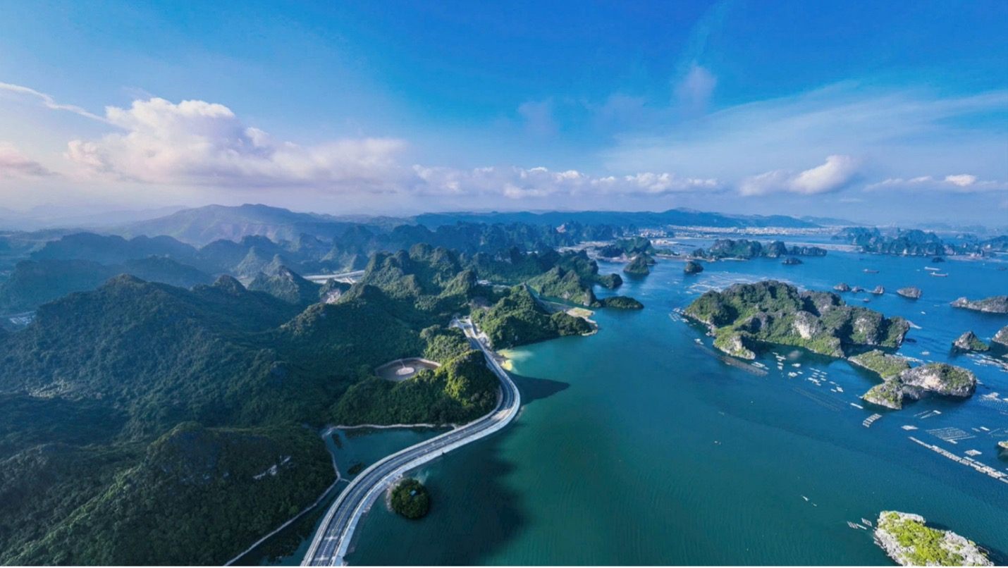 Sở hữu vẻ đẹp độc bản của vịnh Bái Tử Long, Vân Đồn như viên ngọc quý đang chờ được đánh thức. Ảnh: Eveland Group 