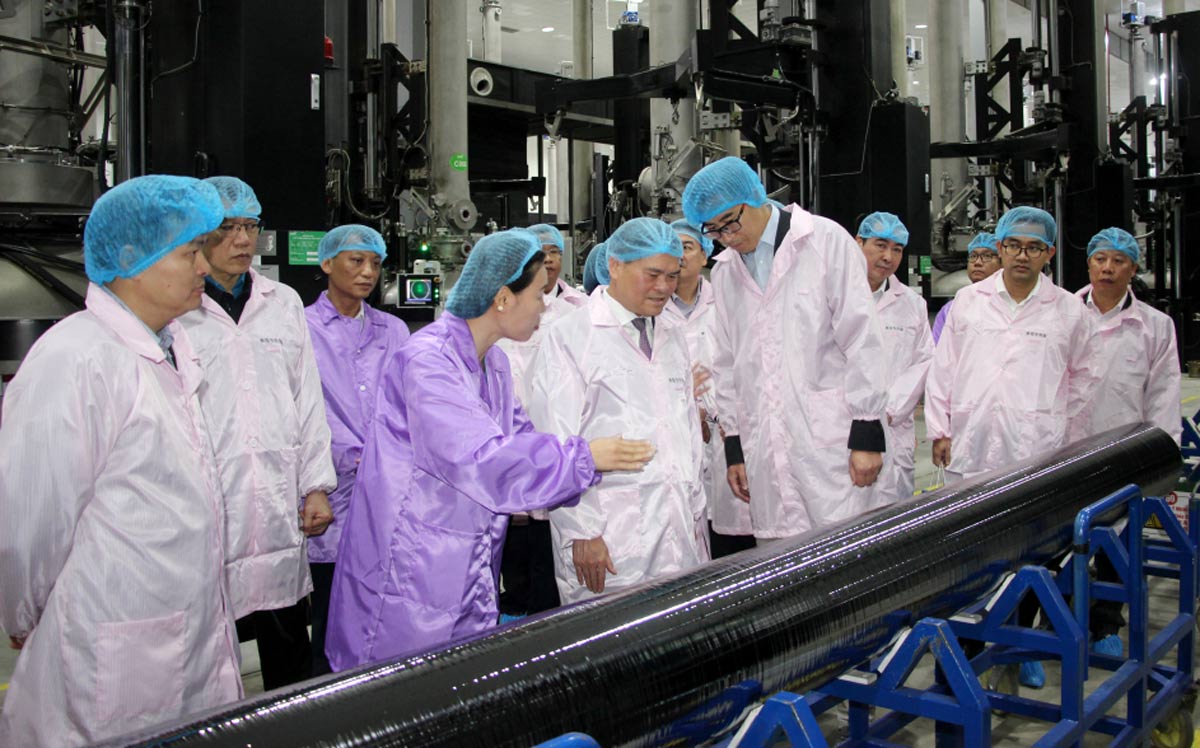Chủ tịch UBND tỉnh Quảng Ninh và đoàn công tác tham quan nhà máy. Ảnh: Cổng TTĐT Quảng Ninh