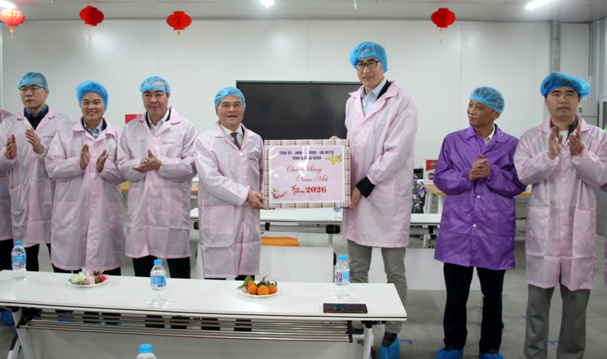Mr. Bui Van Khang, Deputy Secretary of the Provincial Party Committee, Chairman of Quang Ninh Provincial People's Committee presents gifts to officials and workers of Jinko Solar Factory working throughout Tet. Photo: Quang Ninh e-Portal