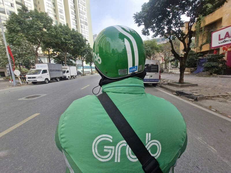 Many drivers drive technology cars to Hanoi early, turning on the app to pick up passengers. Photo: Thu Giang