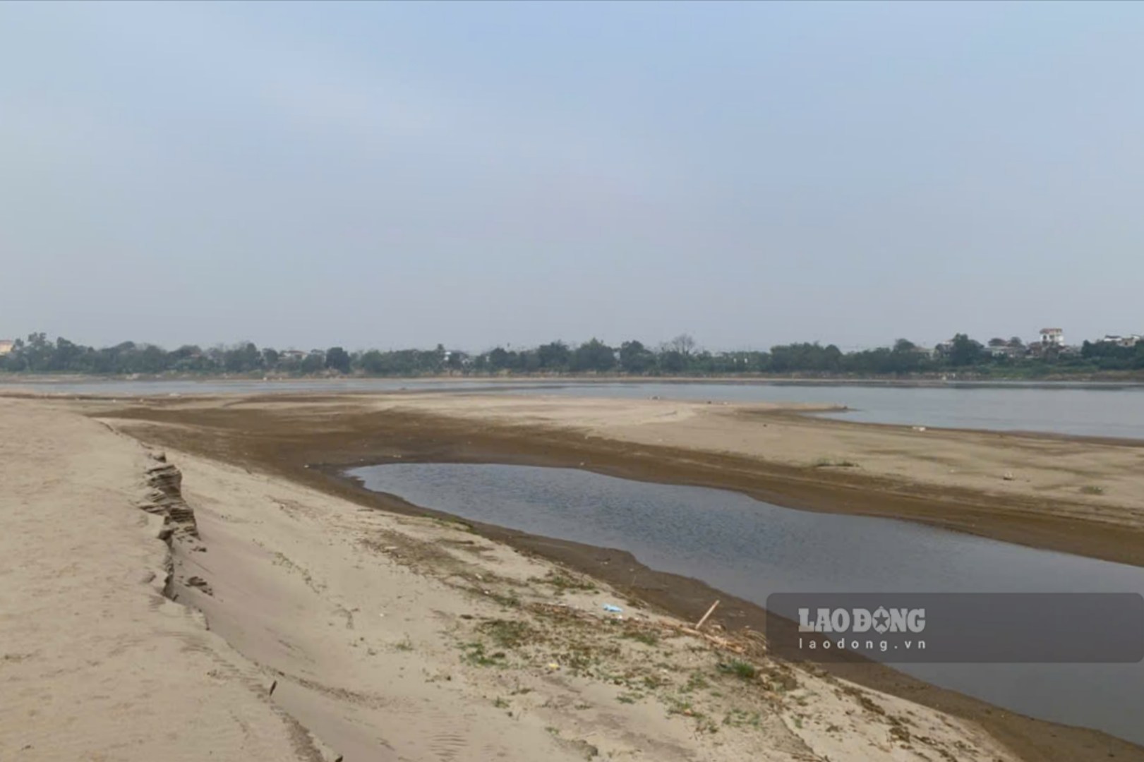 The water level of the Thao River (Red River) is shallow, and the flow rate is lower than the multi-year average. Photo: To Cong.