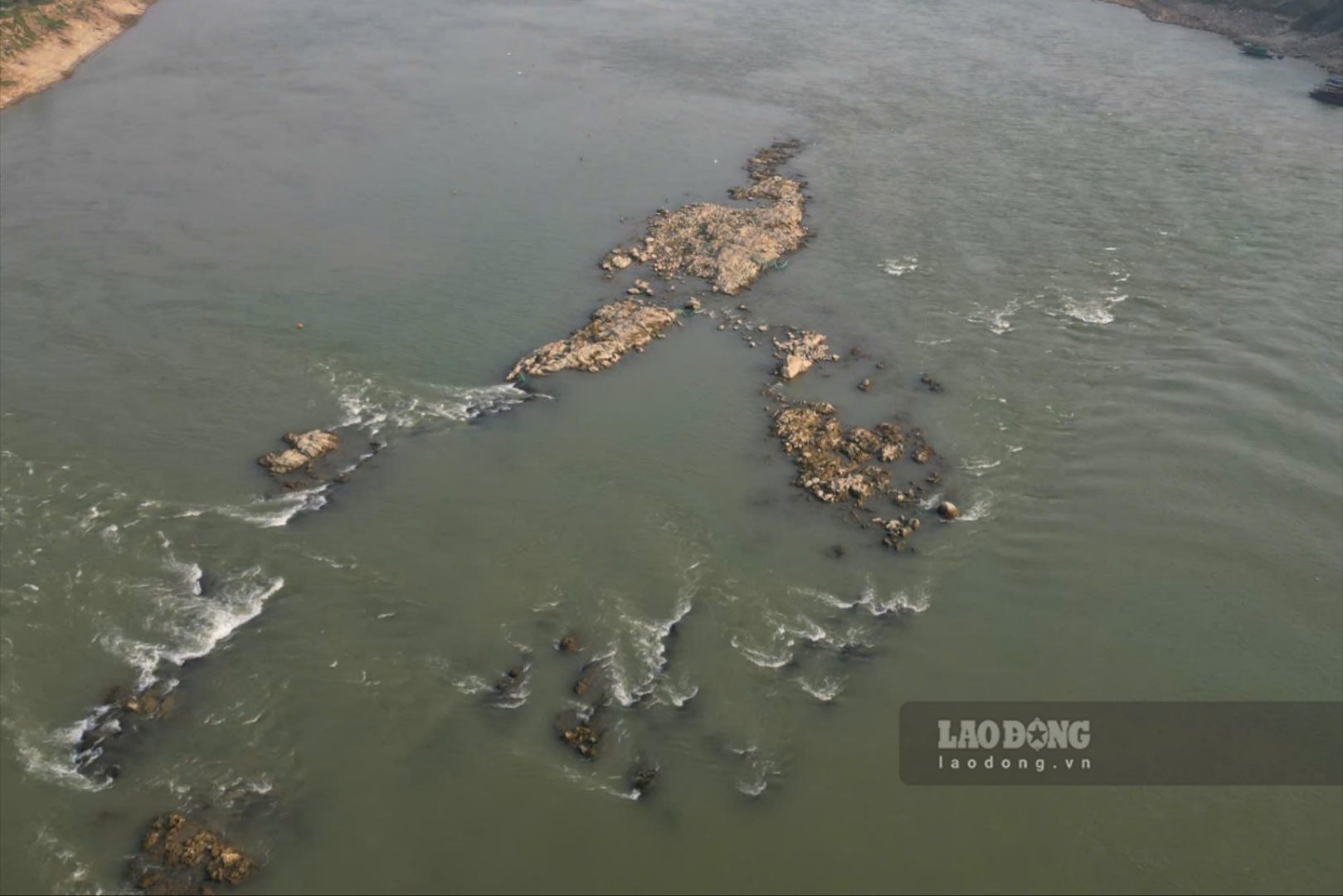 Sông Lô cạn lộ vô số các bãi đá ngầm khổng lồ. Ảnh: Tô Công.