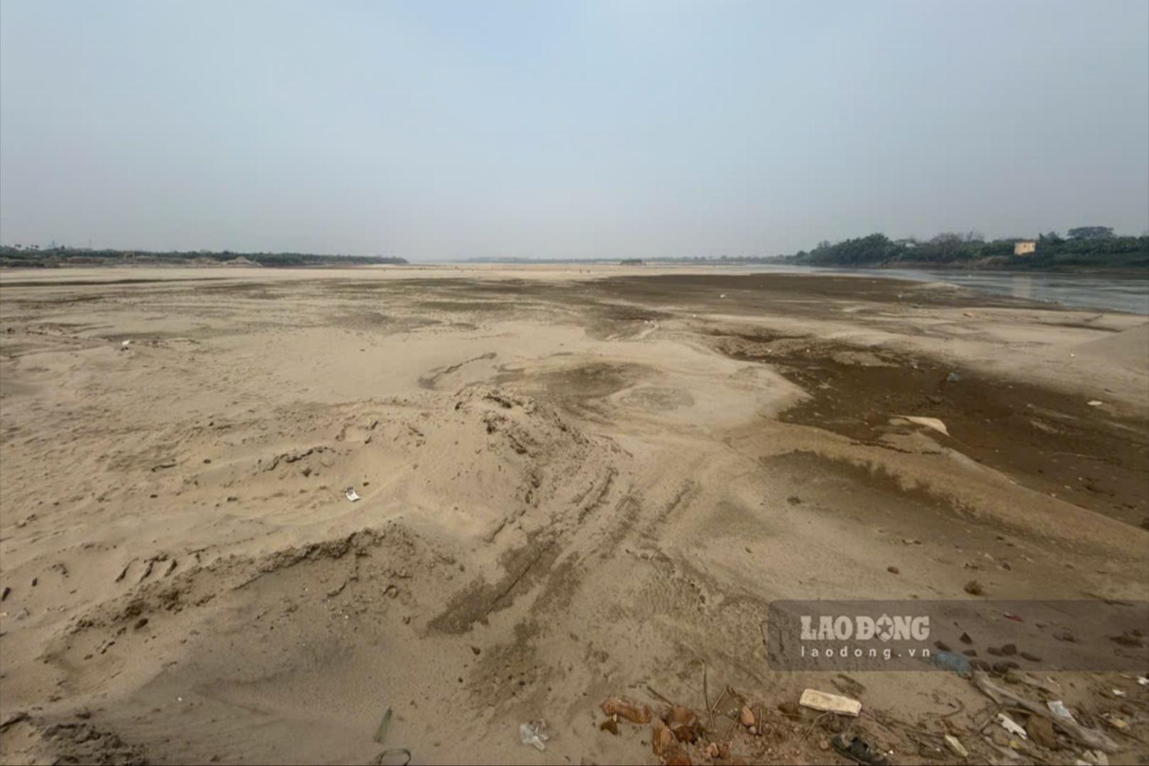 Dòng sông cạn, dòng chảy nhỏ hẹp nhường chỗ cho các bãi bồi, cồn cát khổng lồ. Ảnh: Tô Công.