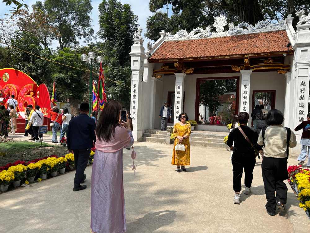 Ngoài đến cầu bình an, người dân vãn cảnh và chụp ảnh làm kỷ niệm tại đền. Ảnh: Hương Nha 