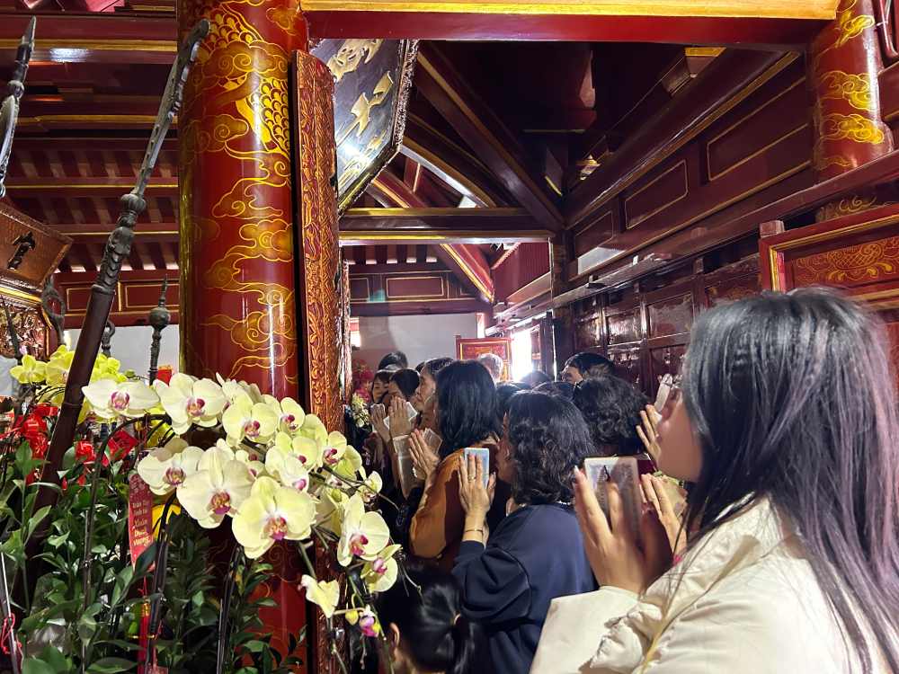 Người dân chiêm bái khu vực cung thờ tam tòa Thánh Mẫu và bà Vương phi Hạo Nương. Ảnh: Hương Nha 