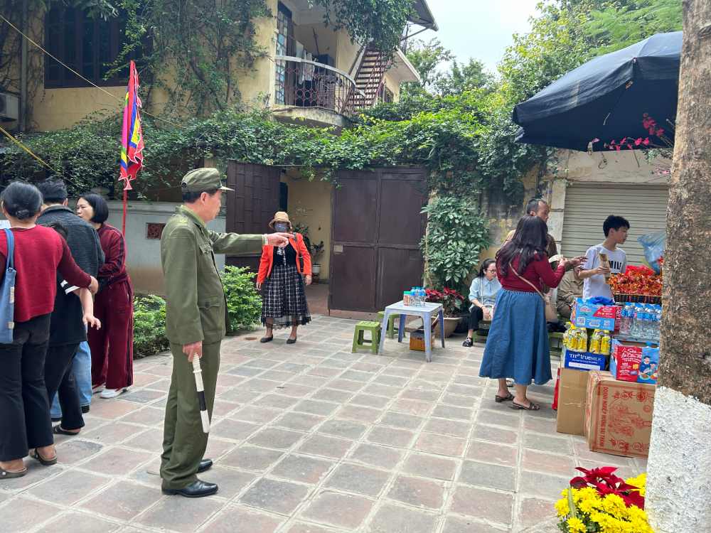 Lực lượng bảo vệ an ninh, trật tự ở cơ sở luôn túc trực tại khu vực trong và ngoài đền. Ảnh: Hương Nha