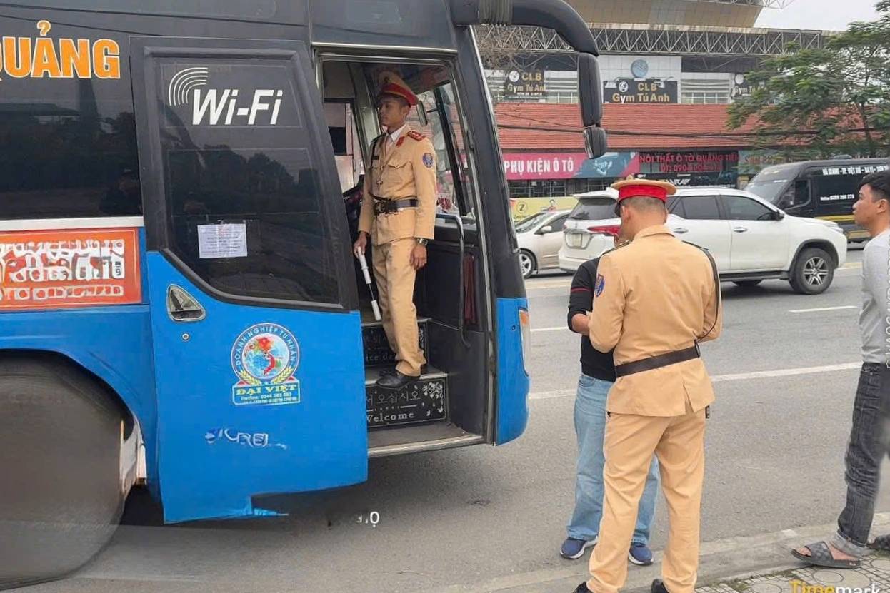 Lực lượng CSGT kiểm tra 1 xe khách chạy qua địa bàn. Ảnh: CACC.