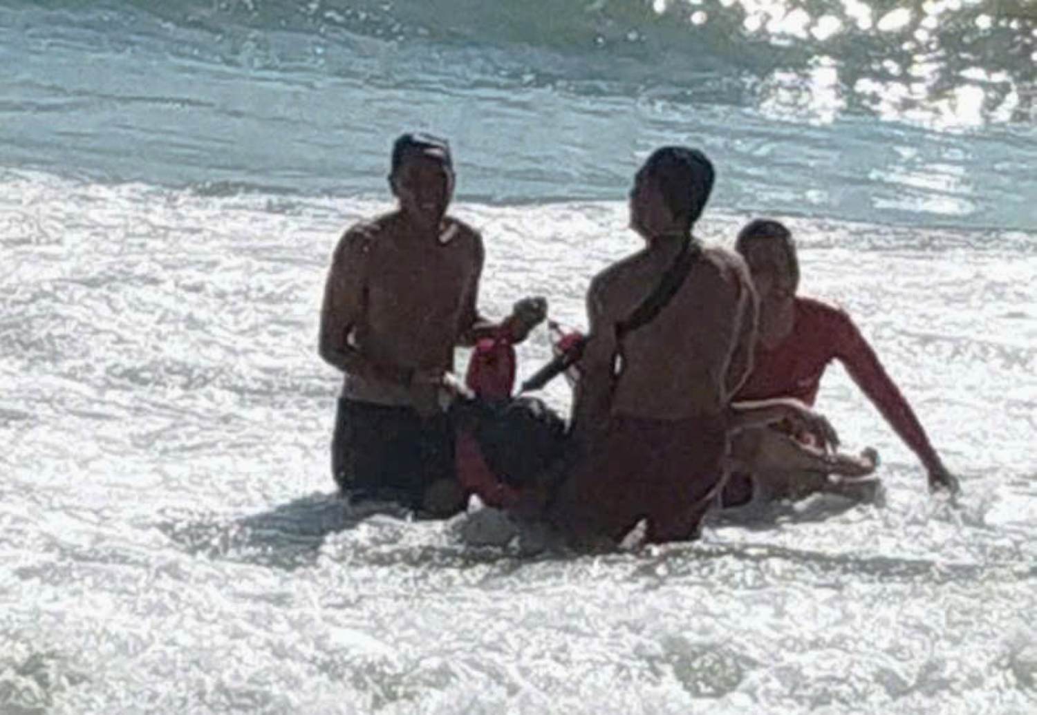 Rescue and relief forces on Nha Trang beach, Khanh Hoa are making efforts to bring victims swept away by waves ashore on the morning of February 21. Photo: Nha Trang