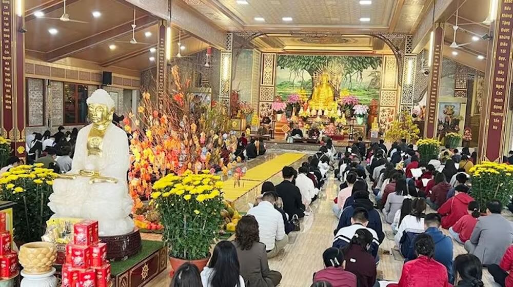 A large number of Buddhists and pagodas chant sutras and chant Buddha's name before asking for and giving calligraphy. Photo: Quoc Huy