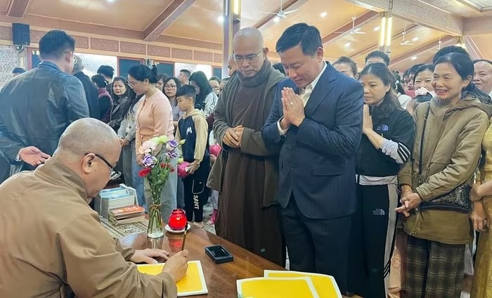 Phó Chủ tịch UBND tỉnh Nghệ An Hoàng Phú Hiền xin chữ đầu năm tại Chùa Đức Hậu. Ảnh: Quốc Huy