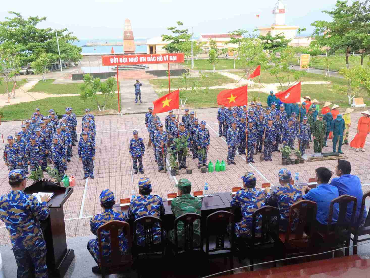 Cán bộ, chiến sĩ nhân dân đảo Đá Tây A, đặc khu Trường Sa phát động Tết trồng cây. Ảnh: Thành Vũ