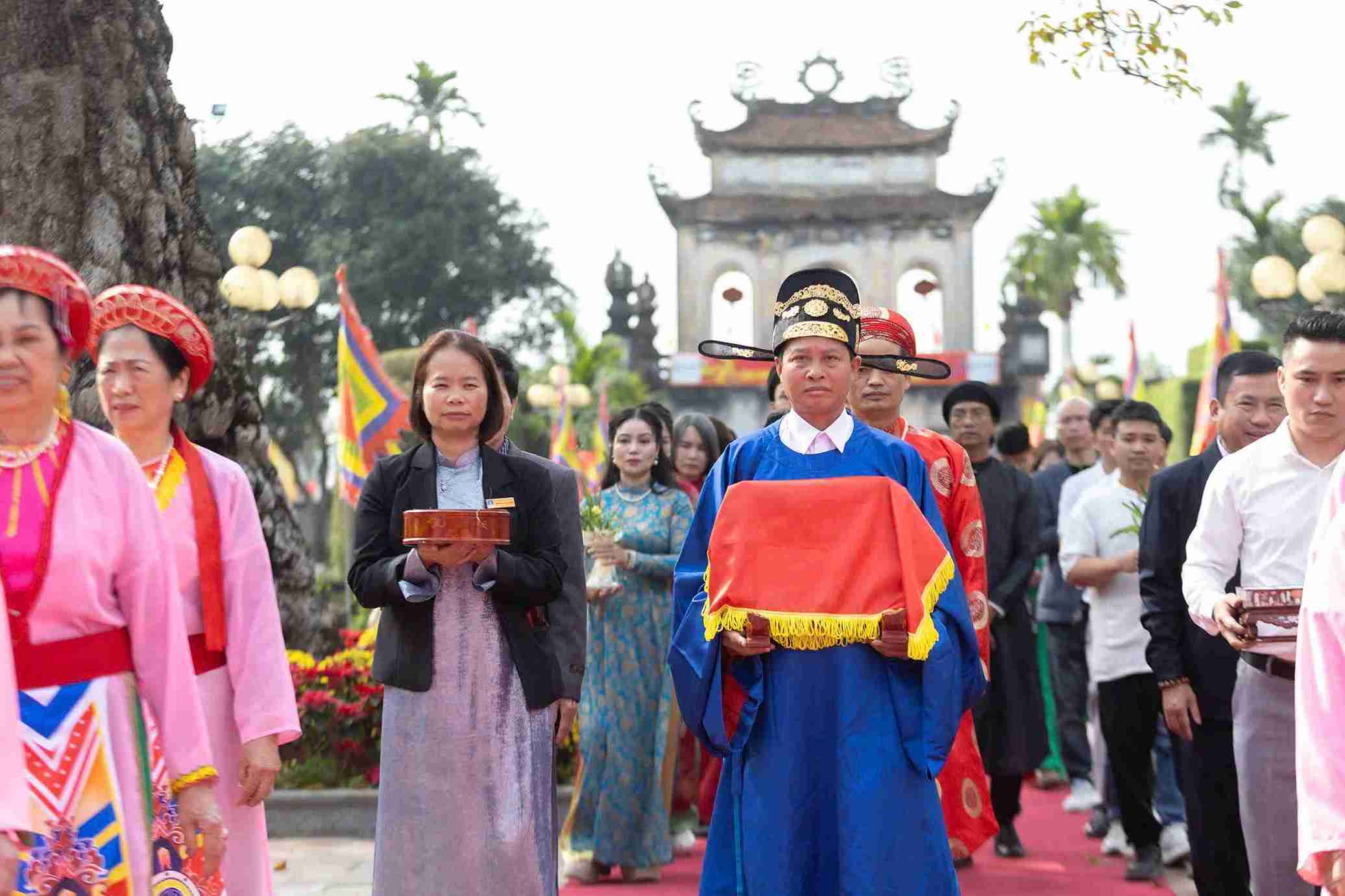 文廟マオディエンは、伝統的な文字とお茶の供養の儀式で春を迎えます。写真:マイ・フオン