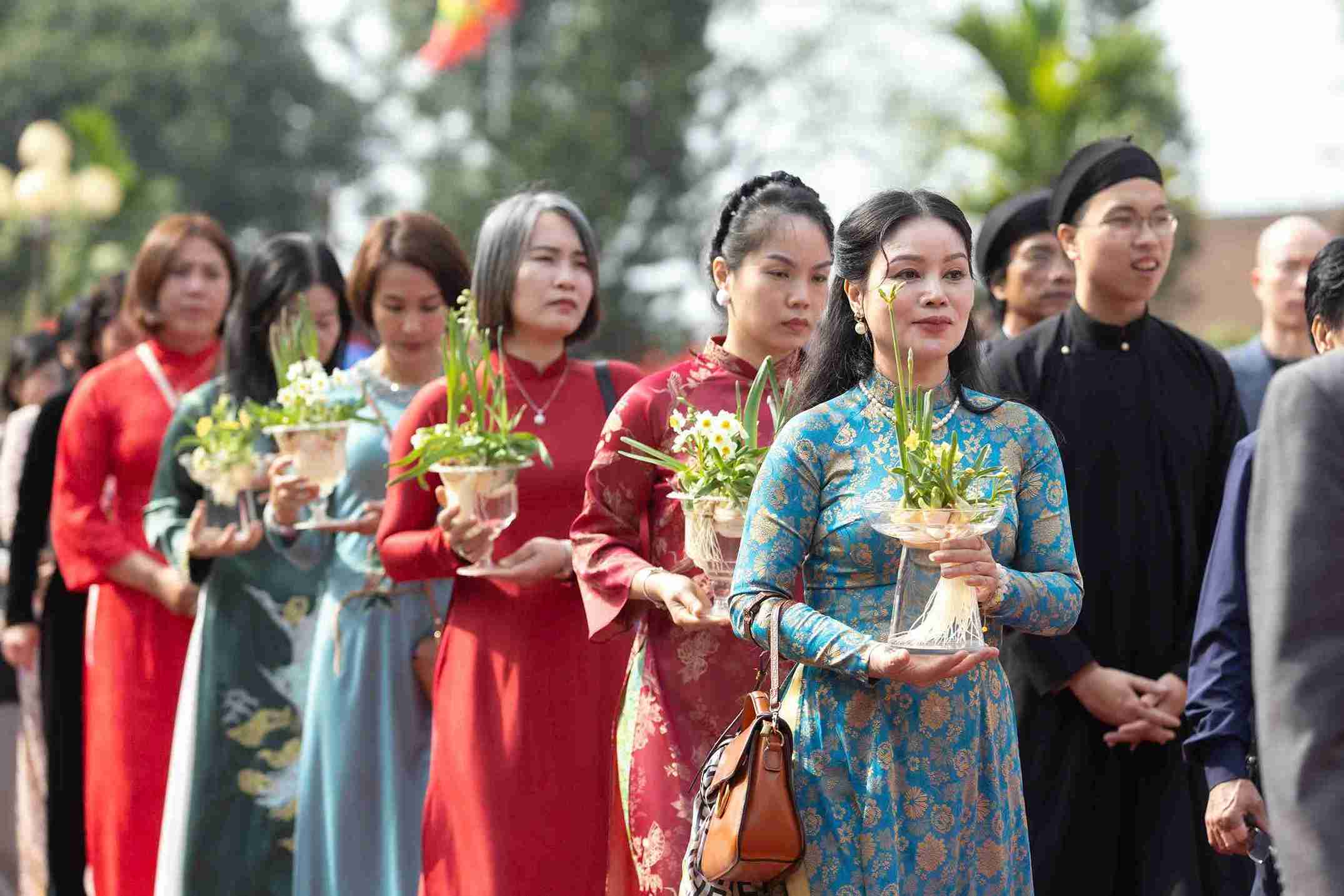 Những chậu hoa thủy tiên tinh tế được dâng trong nghi lễ đầu xuân.