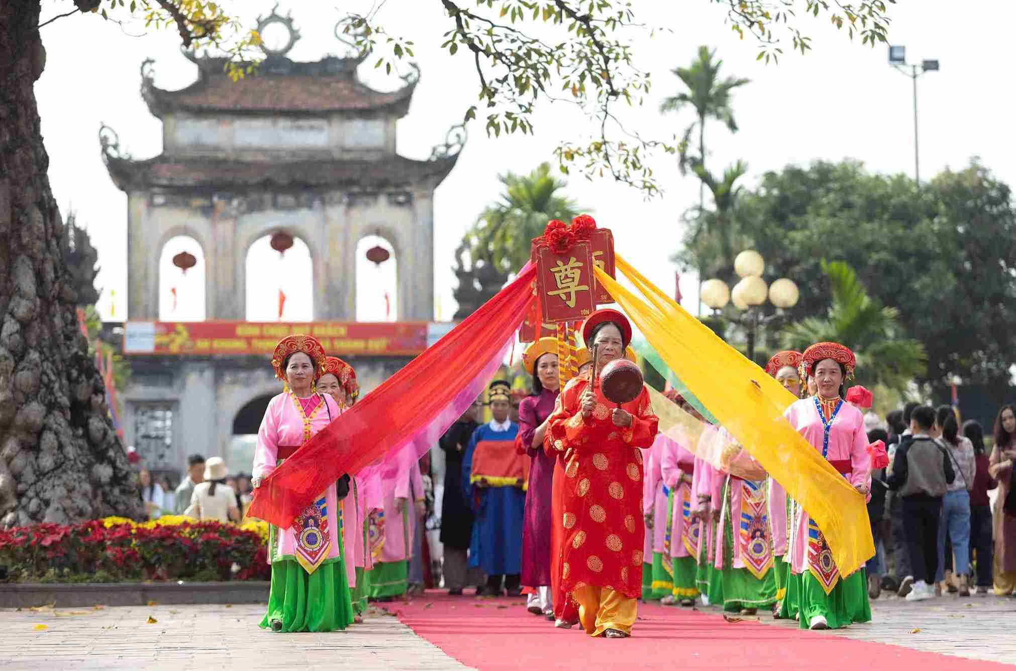 Không gian trang nghiêm của lễ dâng chữ, dâng trà mùng 5 Tết.