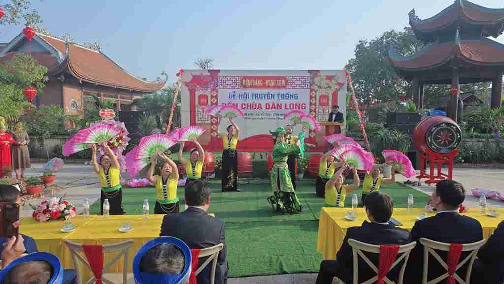 The opening ceremony of Ban Long Temple - Pagoda attracts a large number of people and tourists. Photo: Vu Thu Commune