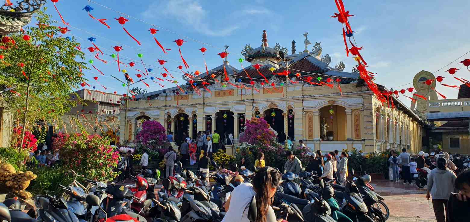 Giac Hoa Pagoda, Vinh Loi commune, Ca Mau attracts visitors at the beginning of the new year. Photo: Nhat Ho.