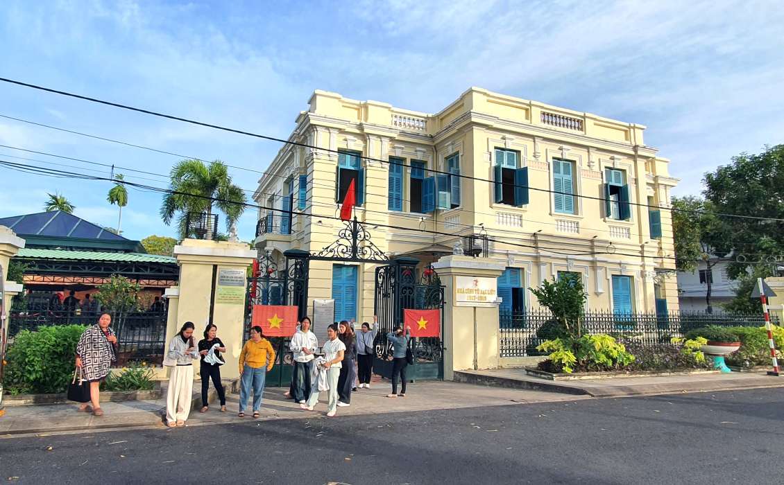 Nhà Công tử Bạc Liêu đón nhiều lượt khách dịp năm mới. Ảnh: Nhật Hồ.