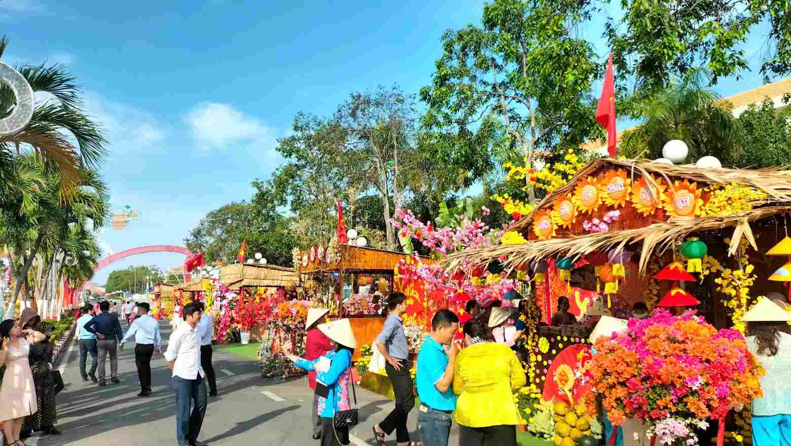 Du khách thăm quan vui chơi tại Hội xuân Tết Nguyên đán Bính Ngọ phường Bạc Liêu, tỉnh Cà Mau. Ảnh: Nhật Hồ.
