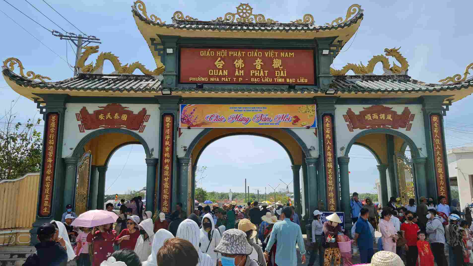 Quán Âm Phật Đài, chùa mẹ Nam Hải hút khách dịp Tết Nguyên đán Bính Ngọ. Ảnh: Nhật Hồ.