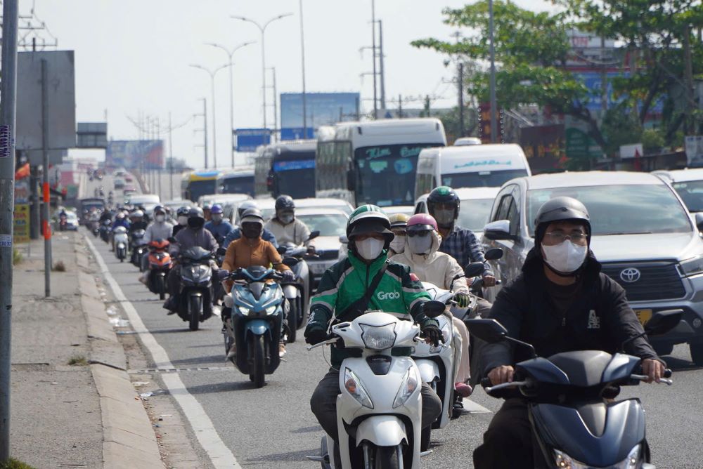 Người dân trở lại TPHCM qua cửa ngõ phía Tây chiều mùng 5 Tết.