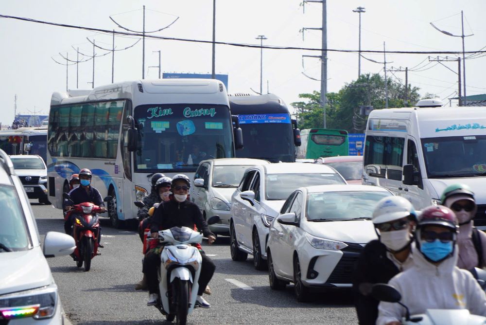 Lượng phương tiện tăng cao nhưng chưa xảy ra tình trạng kẹt xe, chỉ ùn ứ nhẹ tại một số nút giao.