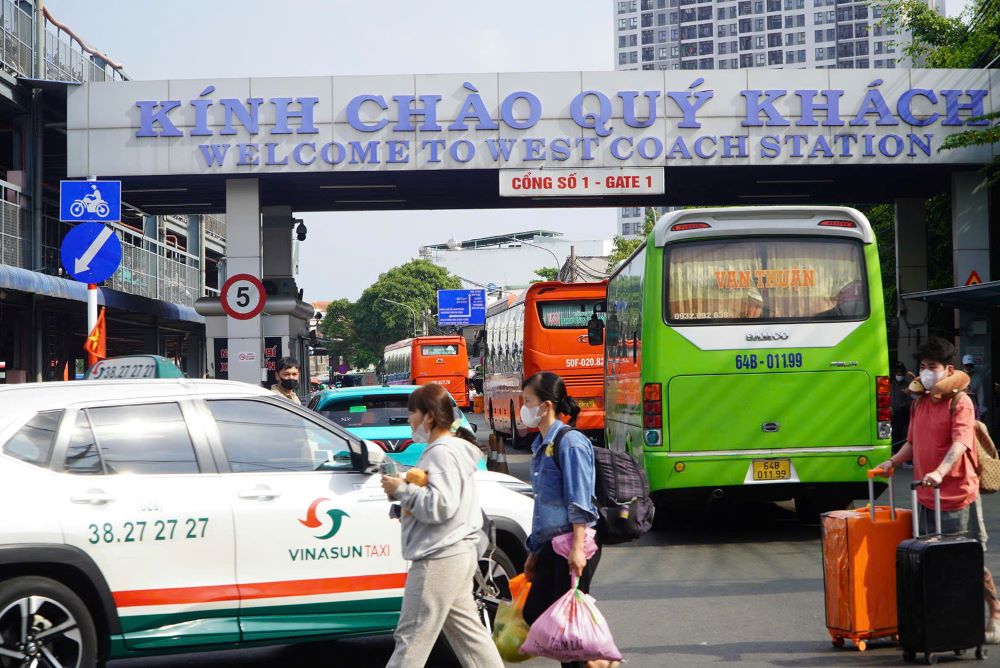 Xe khách từ các tỉnh miền Tây liên tục cập Bến xe Miền Tây trong chiều 19.2.