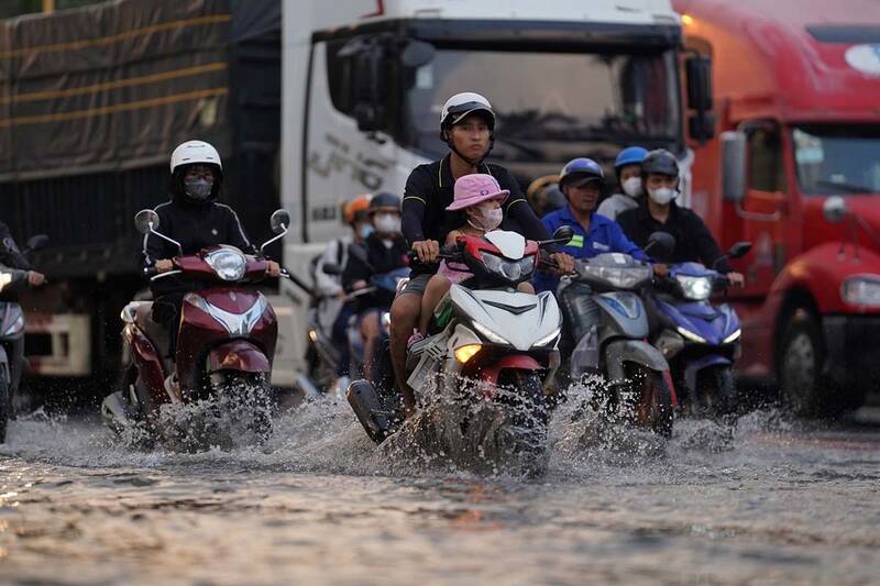 High tide in the South exceeds alarm level I. Photo: Minh Tam