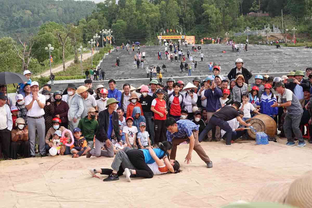 The opening ceremony of Huong Tich Pagoda is ready, including an exciting wrestling performance. Photo: Tran Tuan