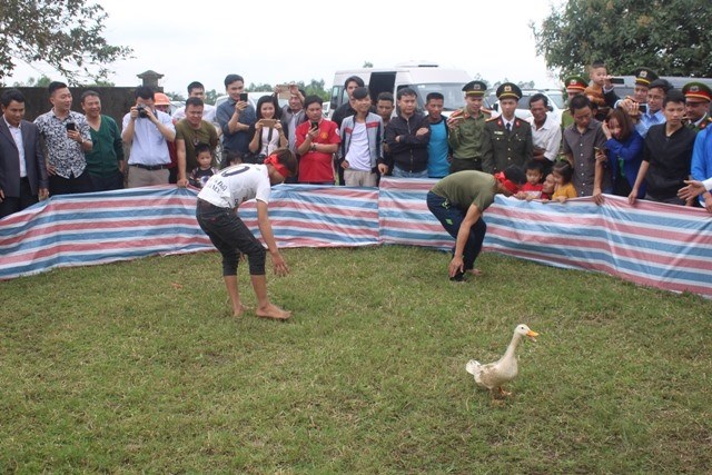 Trò chơi bịt mắt bắt vịt ở lễ khai hội chùa Hương Tích. Ảnh: Trần Tuấn