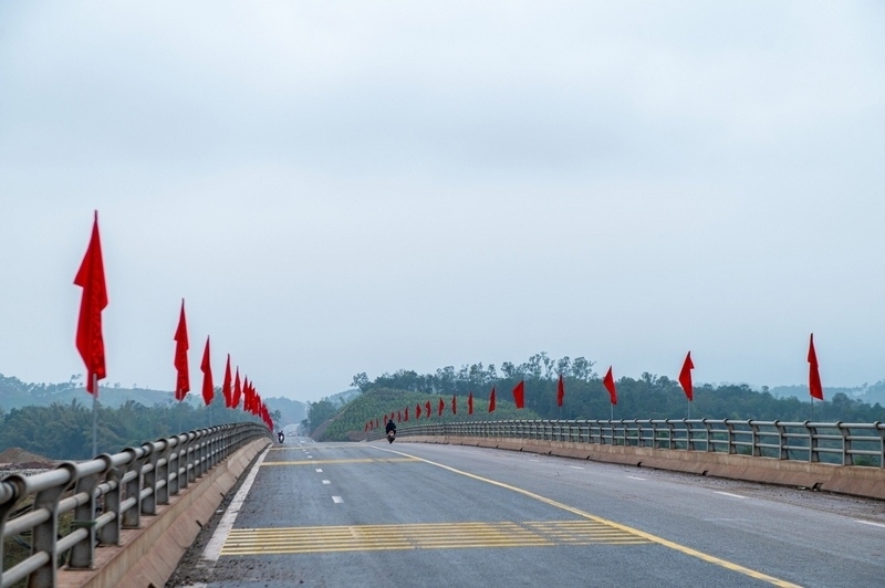 Ngày xuân, đứng giữa cung đường mới, nhìn những dải taluy vững chãi ôm lấy triền núi, nghe tiếng xe hòa vào gió sớm, có thể cảm nhận rõ nhịp phát triển đang lan tỏa nơi vùng biên.