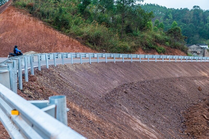 Có thời điểm, toàn công trường huy động 45 mũi thi công đồng loạt, gần 400 thiết bị máy móc và hơn 600 cán bộ kỹ sư, công nhân, lái máy. Làm ngày chưa đủ, tranh thủ làm đêm.